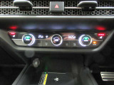 AUTOエアコンでいつでも快適な温度に!さらにシートヒーターも付いてます。