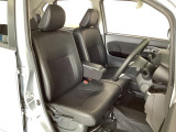【ベンチシート】足元広々で運転席&hArr;助手席間の移動がラクラクです♪内装ルームクリーニング済みで、しっかり綺麗にしています。是非、お確かめください。