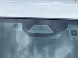 前方の車両や歩行者を検知し、衝突のおそれがあれば音や表示によって警告し、衝突の可能性が高まると弱いブレーキを作動。さらに衝突の可能性が高まるとブレーキを制御し、衝突時の被害軽減を図ります。