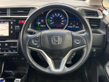 インテリアに合わせたデザインのステアリングは、運転される方のことも考え、運転しやすい形状、大きさです。是非一度、実際に触ってお確かめください。