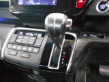 インパネシフトだから視線の移動も少なく足元もスッキリ。運転席もゆったりしているのでゆとりを持ってドライブできますね。