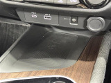 【ワイヤレス充電】対応している端末であれば、このアタッチメントの上にスマホを置くだけで充電が可能。ケーブルを車内に常備しておく必要もありません。