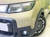 【LEDヘッドライト】悪天候や夜間走行時も良好な視界を確保し安心して運転できる高輝度LEDヘッドライトを装備!点灯速度が早く、消費電力も抑えられています。