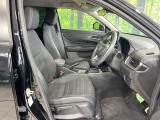 運転席まわりには十分なスペースがあり、大柄な方でもゆったり運転していただける環境です。