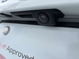 ●リアビューカメラ『入車経路を算出し、ガイドラインと補助線をディスプレイに表示します。同時にバンパーに内蔵のセンサーが障害物を感知し音で注意を促します。後方の死角も安心していただけます。』