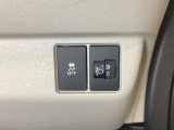 ハンドルの右側にはヘッドライトレベライザーとVSA(ABS+TCS+横滑り抑制)の解除スイッチがついています。ヘッドライトレベライザーは道路状況や積荷の加重に応じてライトの高さを調節できます。