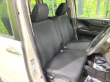 運転席まわりには十分なスペースがあり、大柄な方でもゆったり運転していただける環境です。
