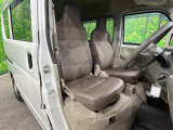 運転席まわりには十分なスペースがあり、大柄な方でもゆったり運転していただける環境です。