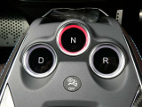 ノーマル/スポーツ/トラックの3つの走行モードを選択可能。スロットルレスポンス、パワーステアリングアシスト、ギアシフトプログラム、エンジンサウンド、ESC制御などがモードに応じて変更されます。