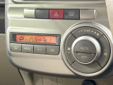 【オートエアコン】一度お好みの温度に設定すれば、車内の温度を検知し風量や温度を自動で調整。暑い&hellip;寒い&hellip;と何度もスイッチ操作をする必要はありません。快適な車内空間には必須の機能ですね♪