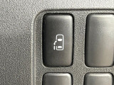 【パワースライドドア】スマートキーや運転席のスイッチでスライドドアの開閉が可能♪電動だから力を入れてドアを開ける必要が無く、小さいお子様でも、重い荷物を持っている時もラクに開け閉めできます♪