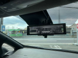 悪天候や荷物で後方の確認がしにくい時もミラーに映像で映してくれるインテリジェントルームミラーです。