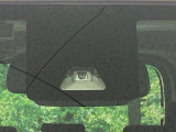 【スマートアシスト】走行中に前方の車両等を認識し、衝突しそうな時は警報とブレーキで衝突回避と被害軽減をアシスト。より安全にドライブをお楽しみいただけます。