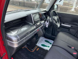 運転席から各種ボタン操作がしやすい設計♪シンプルでありながら質感にもこだわりを感じる素敵なデザインです!