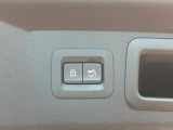 【パワーバックドア】スマートキーや運転席のボタンを押すだけでリアゲートが自動で開閉します!荷物を持っている時や、高い位置にあるバックドアを閉める際に便利な機能です♪
