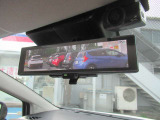 インテリジェントル-ムミラ-付です。切り替えレバーで車両後方の映像をミラーに映し出すので車内の状況や天候に左右されず、とっても見やすいです!