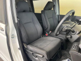 運転席まわりには十分なスペースがあり、大柄な方でもゆったり運転していただける環境です。