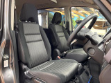 運転席まわりには十分なスペースがあり、大柄な方でもゆったり運転していただける環境です。