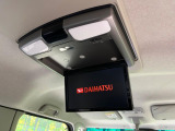 【フリップダウンモニター】大画面モニターで後席でもエンタメをお楽しみいただけます。小さなお子様にも大人気の装備です♪