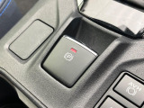 【電動パーキングブレーキ】パーキングブレーキは便利な電動式!ボタン一つで操作でき、アクセルを踏めば自動で解除されます♪レバーやペダルが無いので運転席廻りもすっきりしますね♪