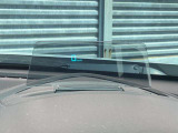 運転視界の遠方上方に虚像を投影することで前を見ながら情報の視認ができます。本当にドライバーが必要な情報を適切に伝え、楽しんで頂くことを考えた新世代装備です。※虚像は1.5m前方に浮かぶイメージです。