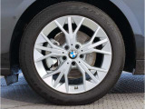 BMWの純正アロイホイールは軽量かつ強度にも優れているホイールで走行性能を引き上げる設計になっております。足元にもBMWは妥協がなくこだわっている個所になります。