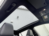 【 ガラスルーフ 】室内に解放感がでて明るくなる為運転する時の気持ちをより一層高めてくれます。夜は全開にして星を眺めるなんてしたらロマンチックですね♪