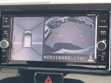 【アラウンドビューモニター】まるでクルマを真上から見下ろしたかのような視点で駐車をサポートします!クルマの斜め後ろや真横など、前後左右の4つのカメラの映像が合成されて、モニターに映し出されます。