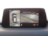 車両の前後左右にある4つのカメラを合成することで、まるでご自身のクルマを空から見ているような俯瞰での映像を映し出してくれます。バック時ももちろんのこと、前進時に視界の悪い交差点でも役に立ちますね。