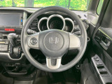 インテリアに合わせたデザインのステアリングは、運転される方のことも考え、運転しやすい形状、大きさです。是非一度、実際に触ってお確かめください。
