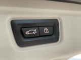 電動パワーゲートです。開閉がボタン1つで開け閉め行えます。また、状況に応じてのトランクハッチ開閉量を簡単に設定可能です。スマートオープナーも便利な機能です。ぜひお試しください。