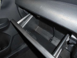 ★グローブボックスの中に車検証や保険証券・メンテナンスノートを入れておくと必要な際にすぐに取り出せるので便利ですよ♪車検証ケースは当店専用のモノで電話番号も記載してますので是非お気軽にお問合せ下さい♪