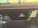 【スマートブレーキサポート】走行中に前方の車両等を認識し、衝突しそうな時は警報とブレーキで衝突回避と被害軽減をアシスト。より安全にドライブをお楽しみいただけます。