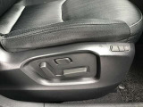 パワーシートです♪シートポジションも電動で簡単に調整できます。ポジションは、2つ記憶させる事ができます。
