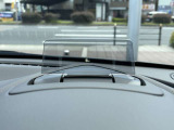 運転視界の遠方上方に虚像を投影することで前を見ながら情報の視認ができます。本当にドライバーが必要な情報を適切に伝え、楽しんで頂くことを考えた新世代装備です。