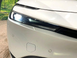【LEDヘッドライト】悪天候や夜間走行時も良好な視界を確保し安心して運転できる高輝度LEDヘッドライトを装備!点灯速度が早く、消費電力も抑えられています。