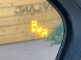 【ブラインドスポットモニター】走行中、ドアミラーの死角になりやすい箇所に後続車が接近するとサイドミラーのレンズに警告を表示!ドライバーに注意喚起をしてくれます。