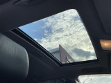【ムーンルーフ】天井から太陽の穏やかな光や爽やかな風を取り込むことができる、トヨタの「サンルーフ」です!頭上のスイッチでムーンルーフを開閉することができます。