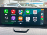 お手元のスマートフォンと接続して頂く事で使用可能な「Apple CarPlay/Android Auto」電話の応答は勿論、メッセージの受信やLINE、音楽接続からナビアプリの使用まで幅広く活躍致します。