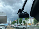 前後方対応型のマツダ純正ドライブレコーダー付きの1台。今、流行りのアイテムですので、最初から取り付けられていると嬉しいですね!