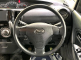 インテリアに合わせたデザインのステアリングは、運転される方のことも考え、運転しやすい形状、大きさです。是非一度、実際に触ってお確かめください。