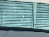 運転視界の遠方上方に虚像を投影することで前を見ながら情報の視認ができます。本当にドライバーが必要な情報を適切に伝え、楽しんで頂くことを考えた新世代装備です。※虚像は2.6m前方に浮かぶイメージです。
