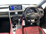 運転席周りのレイアウトをご覧ください。ナビゲーションが綺麗に装着されすっきり収まってますね!