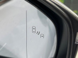 【ブラインドスポットモニター】走行中、ドアミラーの死角になりやすい箇所に後続車が接近するとサイドミラーのレンズに警告を表示!ドライバーに注意喚起をしてくれます。