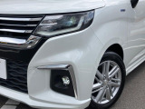 【LEDヘッドライト】悪天候や夜間走行時も良好な視界を確保し安心して運転できる高輝度LEDヘッドライトを装備!点灯速度が早く、消費電力も抑えられています。