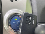 【スマートキー】カバンやポケットに入れたままでもドアの施錠・解錠が可能なスマートキーを装備。エンジンのオン・オフ時もカギを取り出す必要が無いからとっても便利です♪