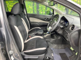 運転席まわりには十分なスペースがあり、大柄な方でもゆったり運転していただける環境です。