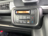 【オートエアコン】一度お好みの温度に設定すれば、車内の温度を検知し風量や温度を自動で調整。暑い&hellip;寒い&hellip;と何度もスイッチ操作をする必要はありません。快適な車内空間には必須の機能ですね♪