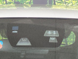 【スマートシティブレーキサポート】低速走行中に前方の車両等を認識し、衝突しそうな時は警報とブレーキで衝突回避と被害軽減をアシスト。より安全にドライブをお楽しみいただけます。