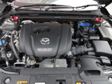 「SKYACTIV-G(ガソリン)」は、規格外の高圧縮を実現し、世界のエンジン技術者に驚きを与えました。さらに、それを維持したままノッキングの発生を抑え、熱効率を向上、走りにも寄与したエンジンです。